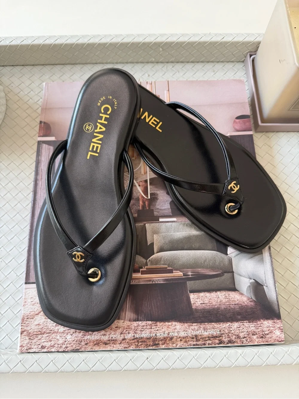 Chanel 2026 MÉTIERS D’ART Black Leather Gold CC Logo Flip Flop Slides Thong 40